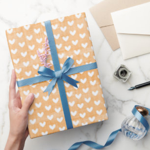 Witte harten op licht oranje linnen cadeaupapier