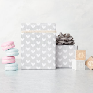 Witte harten op lichtgrijze linnen cadeaupapier
