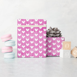 Witte harten op magenta roze linnen cadeaupapier