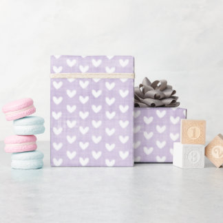 Witte harten op pastelpaarse linnen cadeaupapier