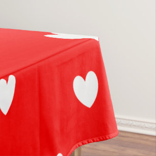Witte harten patroon op rood tafelkleed