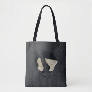 Witte hartvorm op zwart oppervlak tote bag