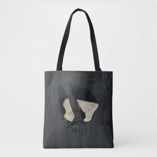 Witte hartvorm op zwart oppervlak tote bag (Voorkant)