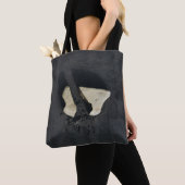 Witte hartvorm op zwart oppervlak tote bag (Dichtbij)