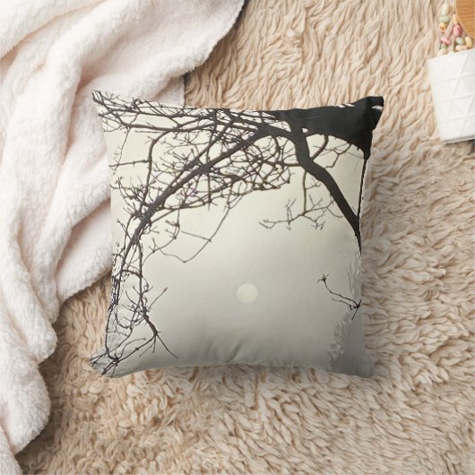 Witte hemel en zon dramatisch omlijst door bomen kussen (Deken)