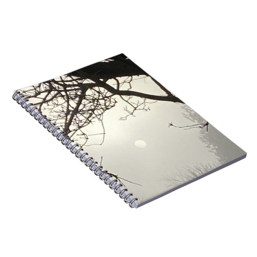 Witte hemel en zon dramatisch omlijst door bomen notitieboek (Rechterzijde)