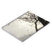 Witte hemel en zon dramatisch omlijst door bomen notitieboek (Linkerzijde)