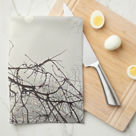 Witte hemel en zon dramatisch omlijst door bomen theedoek (Quarter Fold)