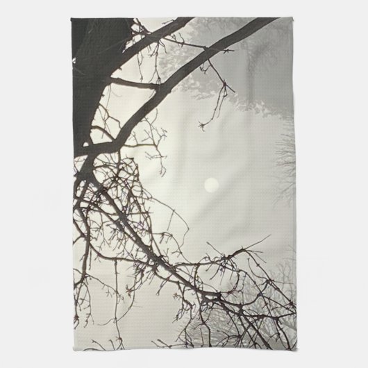 Witte hemel en zon dramatisch omlijst door bomen theedoek (Verticaal)