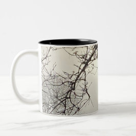 Witte hemel en zon dramatisch omlijst door bomen tweekleurige koffiemok