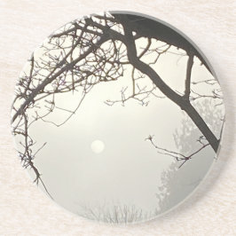 Witte hemel en zon dramatisch omlijst door bomen zandsteen onderzetter