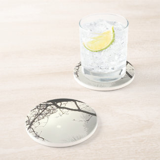 Witte hemel en zon dramatisch omlijst door bomen zandsteen onderzetter