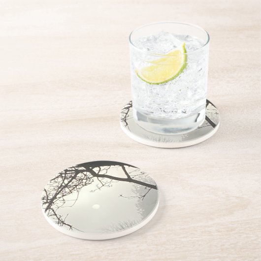 Witte hemel en zon dramatisch omlijst door bomen zandsteen onderzetter (Zijkant)