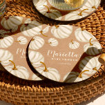 Witte herfst baby shower ronde kartonnen onderzetter<br><div class="desc">Een kleine pompoen is onderweg! Vier uw baby shower deze herfst herfst met deze schattige handgeschilderde witte waterverf pompoenen en elegante moderne kalligrafie typografie op rustieke bruine kraft baby shower onderzetter.</div>
