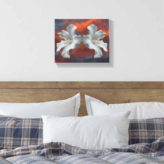 Witte Hibiscus-bloemen op dramatische hemel Canvas Afdruk (Insitu (Slaapkamer))
