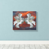 Witte Hibiscus-bloemen op dramatische hemel Canvas Afdruk (Insitu (Houten vloer))
