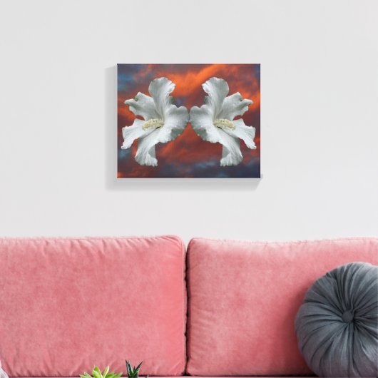 Witte Hibiscus-bloemen op dramatische hemel Canvas Afdruk (Insitu (Woonkamer))
