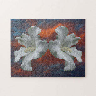 Witte Hibiscus-bloemen op dramatische hemel Legpuzzel