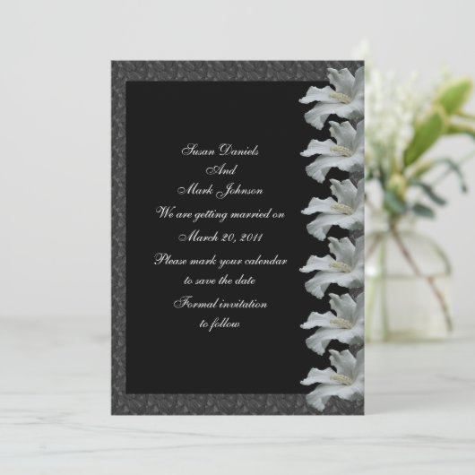 Witte Hibiscus Flower Black Wedding Bewaar de datu Save The Date (Staand voorkant)
