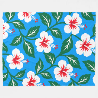 Witte hibiscusbloemen tegen een heldere blauwe ach fleece deken