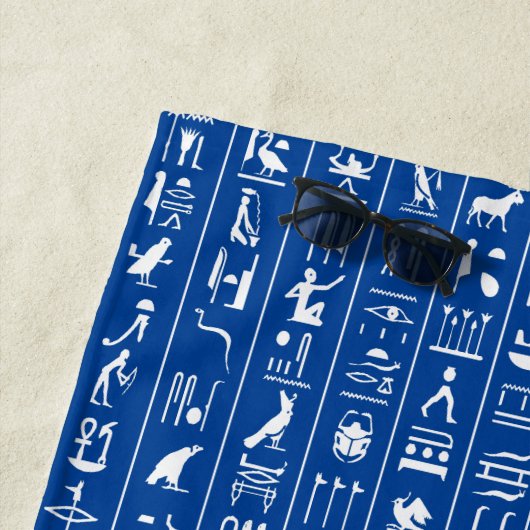 Witte Hieroglyphs op blauwe handdoek (In situ)