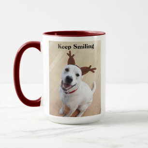 Witte hond glimlachen Aanmoediging tot rode kerst Mok