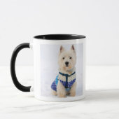 Witte hond in kleren in de sneeuw. mok (Links)