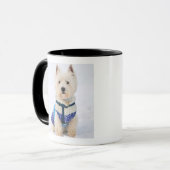 Witte hond in kleren in de sneeuw. mok (Voorkant links)