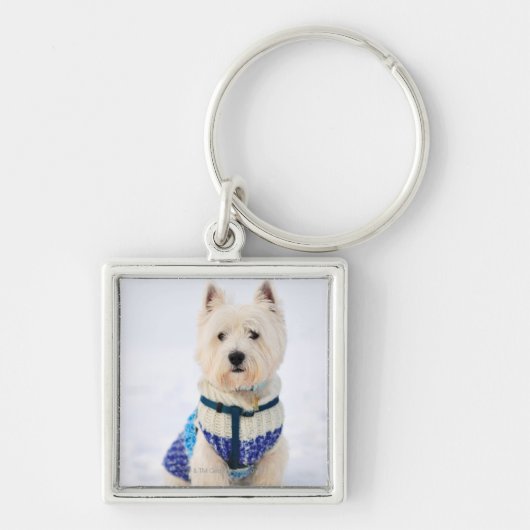 Witte hond in kleren in de sneeuw. sleutelhanger (Voorkant)