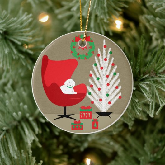 Witte hond in mid century kerstkamer keramisch ornament (Boom)