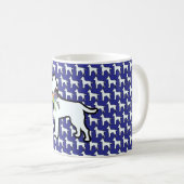 Witte hond met blauwe strik koffiemok (Voorkant rechts)