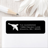 Witte hond op de groene etiketten met kersthout (Insitu)