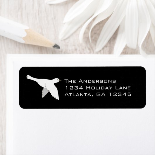 Witte hond op de groene etiketten met kersthout (Insitu)