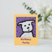 Witte hond op stippen briefkaart verjaardagsuitnod (Staand voorkant)