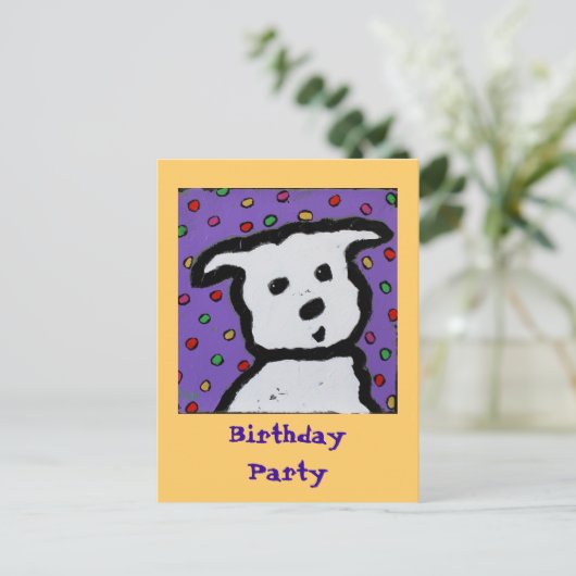 Witte hond op stippen briefkaart verjaardagsuitnod (Staand voorkant)