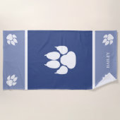 Witte Hond Poot Op Blauw Met Aangepaste Naam Strandlaken (Voorkant)