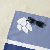 Witte Hond Poot Op Blauw Met Aangepaste Naam Strandlaken (In situ)