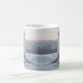 Witte hondje in de sneeuw gespiegeld koffiemok (Center)