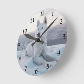 Witte hondje in de sneeuw ronde klok (Hoek)