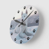 Witte hondje in de sneeuwlaag ronde klok (Hoek)