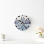 Witte hondje in de sneeuwlaag ronde klok (Huis)