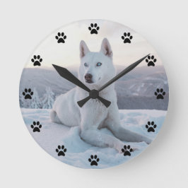 Witte hondje in de sneeuwlaag ronde klok