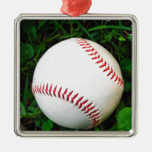 Witte honkbal met rood getikt metalen ornament