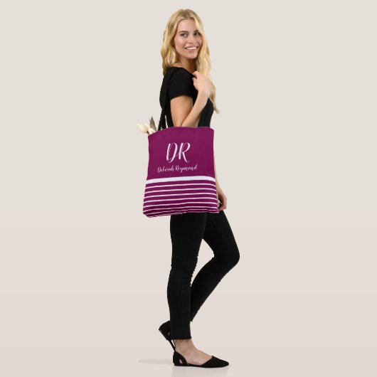 Witte horizontale strepen wijn met monogram tote bag (Op model)