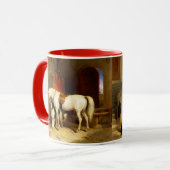 WITTE HORSE MET HONDEN EN DALCONS IN STABIEL MOK (Voorkant links)