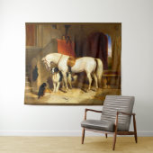 WITTE HORSE MET HONDEN EN DALCONS IN STABIEL WANDKLEED (In Situ (horizontaal))