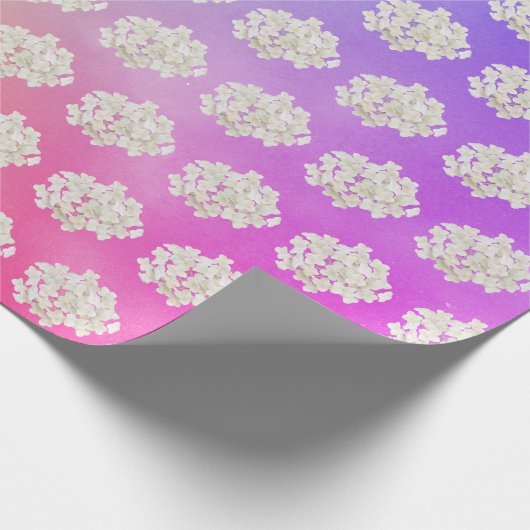 Witte hortensia op gradiënt regenboog achtergrond cadeaupapier (Hoek)