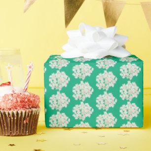 Witte hortensia op groen cadeaupapier