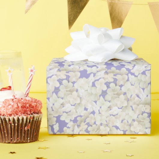 Witte hortensia op pastel Paarse Cadeaupapier (Verjaardagsfeest)