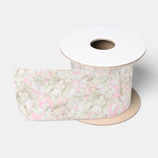 Witte hortensia op pastel roze satijnen lint (Spoel)